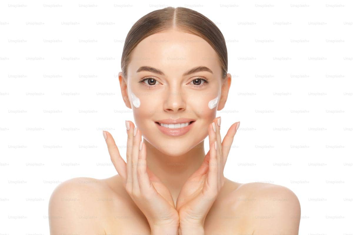 Produk skincare dasar seperti facial wash, moisturizer, dan sunscreen