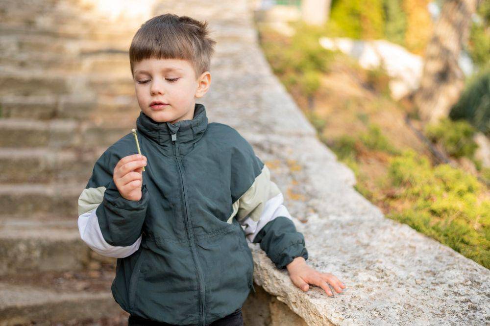 anak sedang bermain di taman