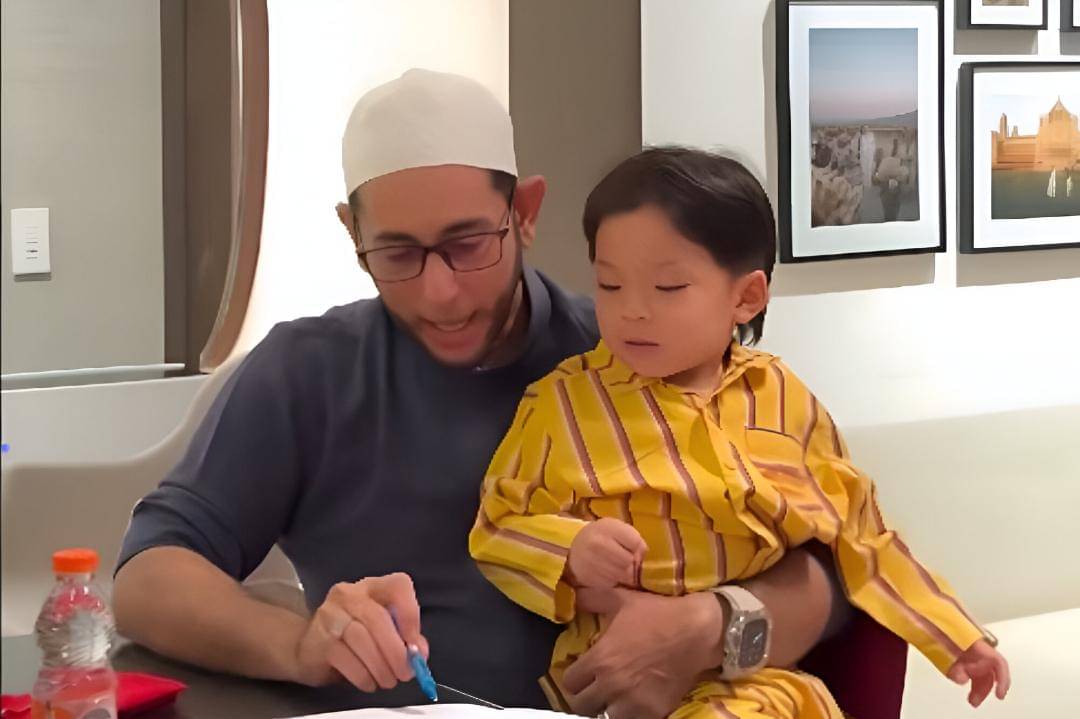 Duduk tenang di pangkuan Habib Muhammad Syahab