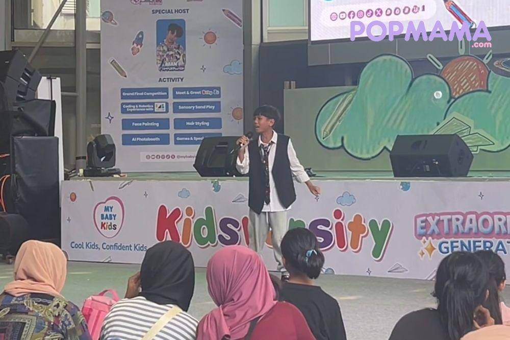 Anak sedang bernyanyi