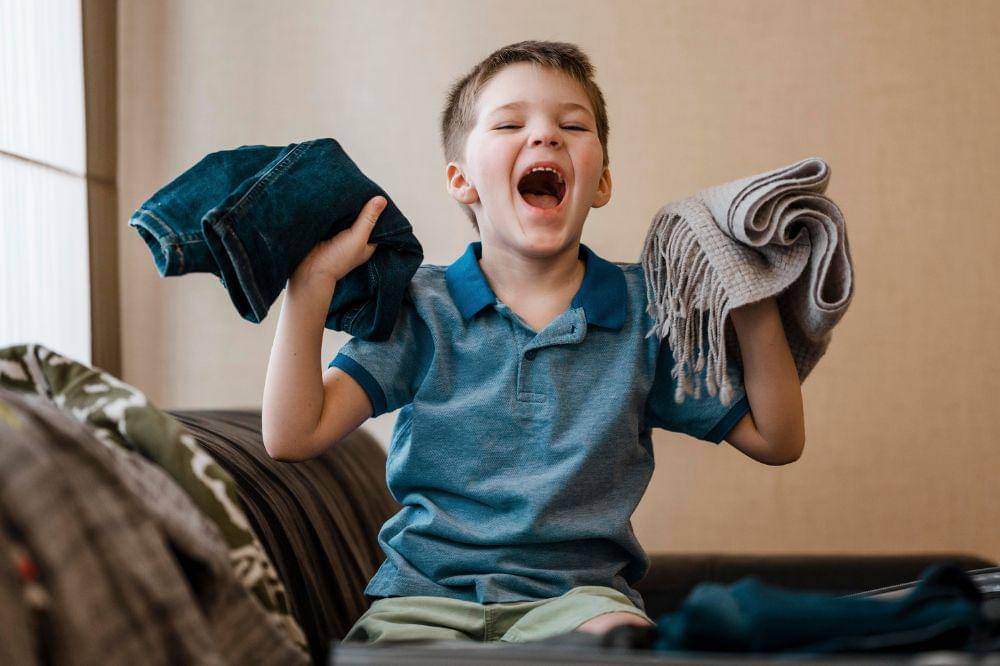 Anak Belajar Merapikan Bajunya Sendiri