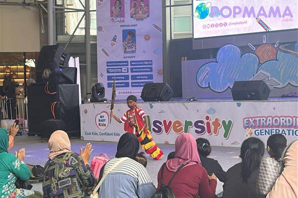 Anak menampilkan pertunjukan reog