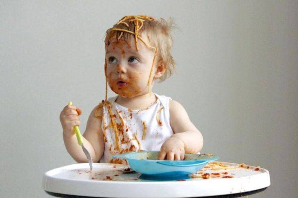 balita sedang belajar makan