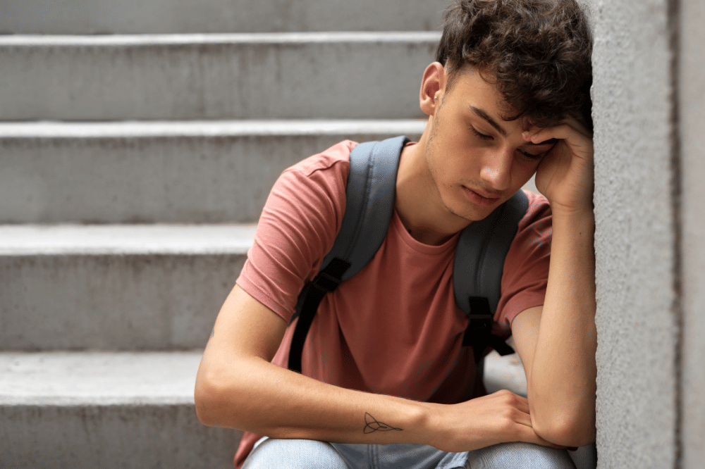 anak laki-laki sedang bersedih