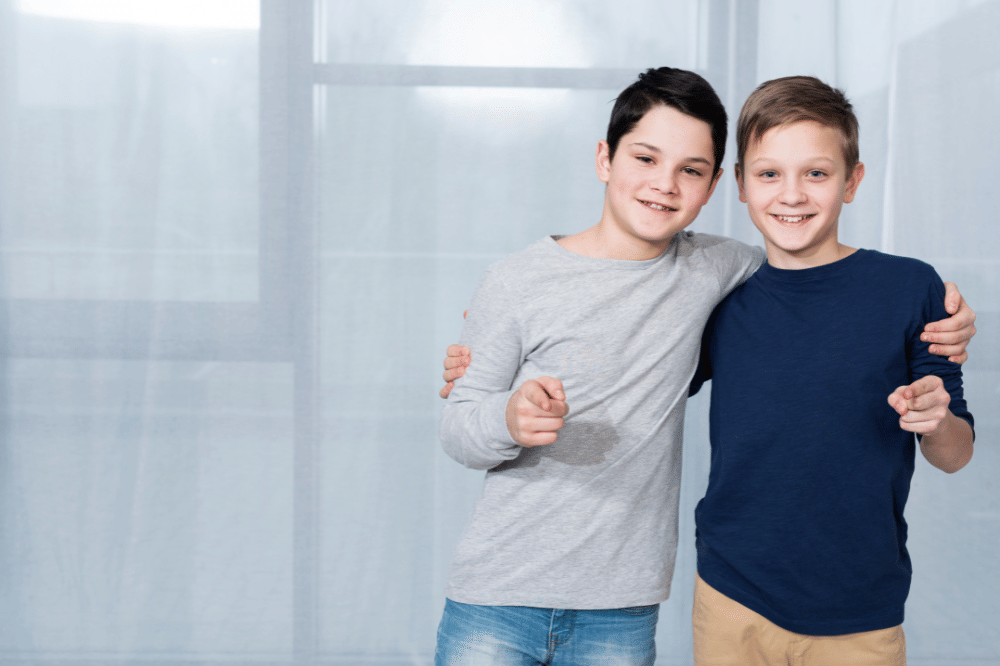 anak laki-laki bersahabat