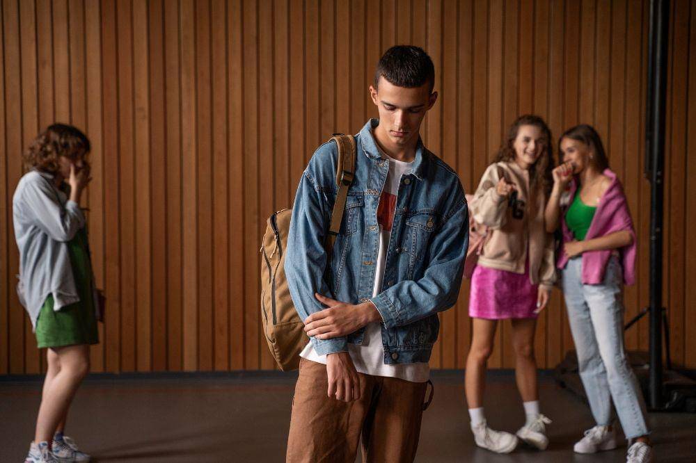 Seorang Anak Terlihat Sedih Karna Dibully