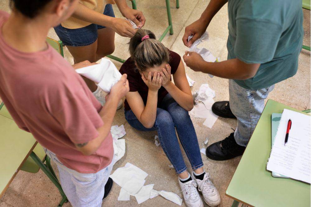Seorang Anak Perempuan Dibully oleh Teman-temannya