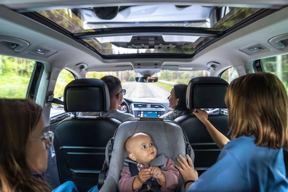 keluarga di dalam mobil