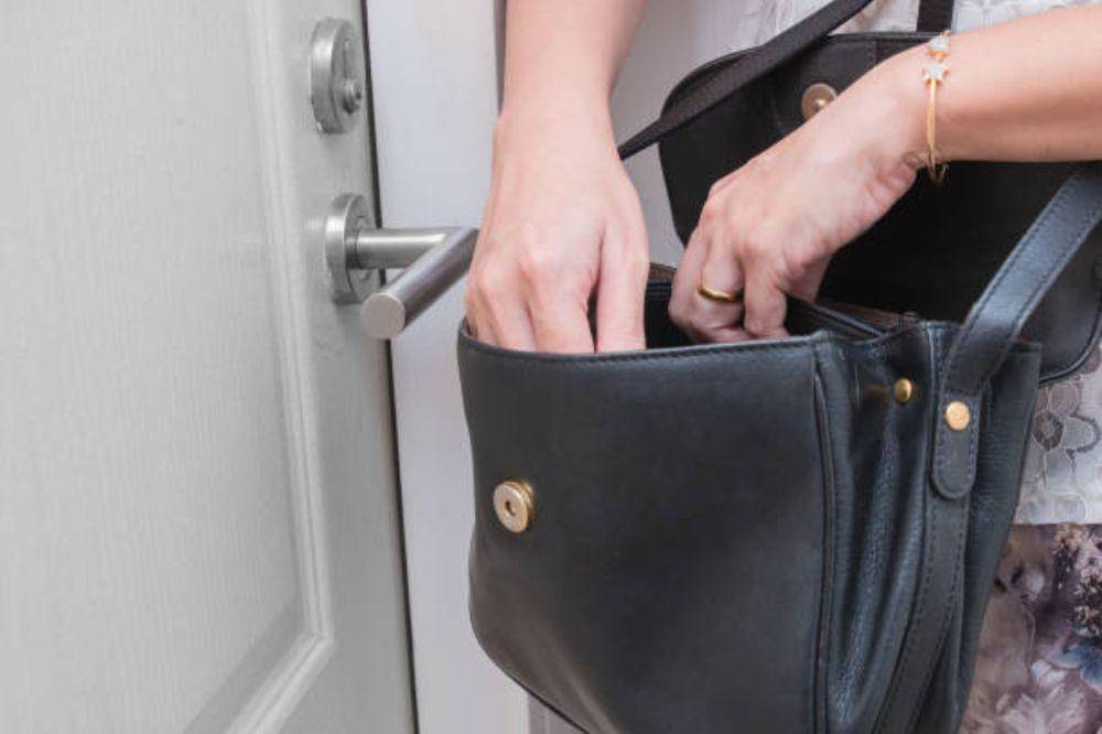 3 Alasan Smart Key Dilarang Ditaruh Dekat TV dan HP, Waspada!