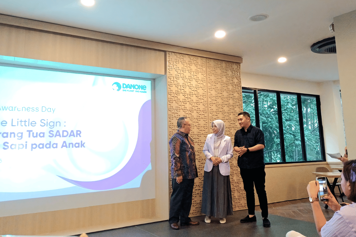 Arif Mujahidin Corporate Communications Director Danone Indonesia, dr. Tiara Nien Paramita, SpA Dokter Spesialis Anak, dan Dr. dr. Ray Wagiu Basrowi, MKK, FRSPH  