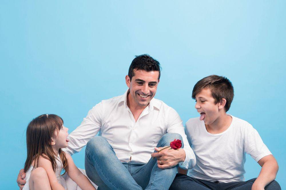 Papa dan Kedua Anaknya Sedang Mengobrol dan Bercanda