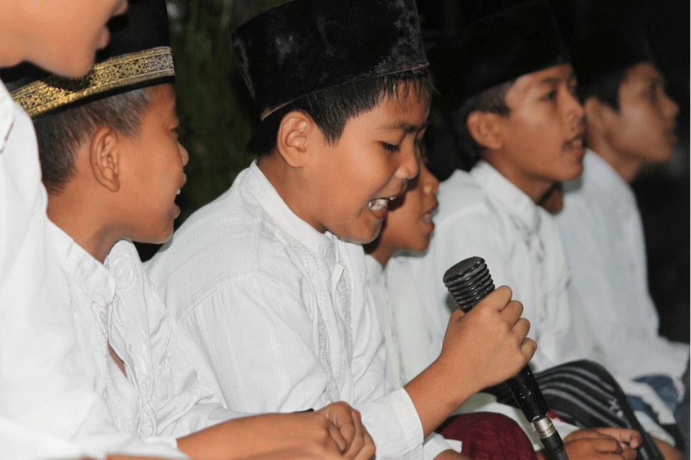 Para Santri Laki-laki Sedang Selawat