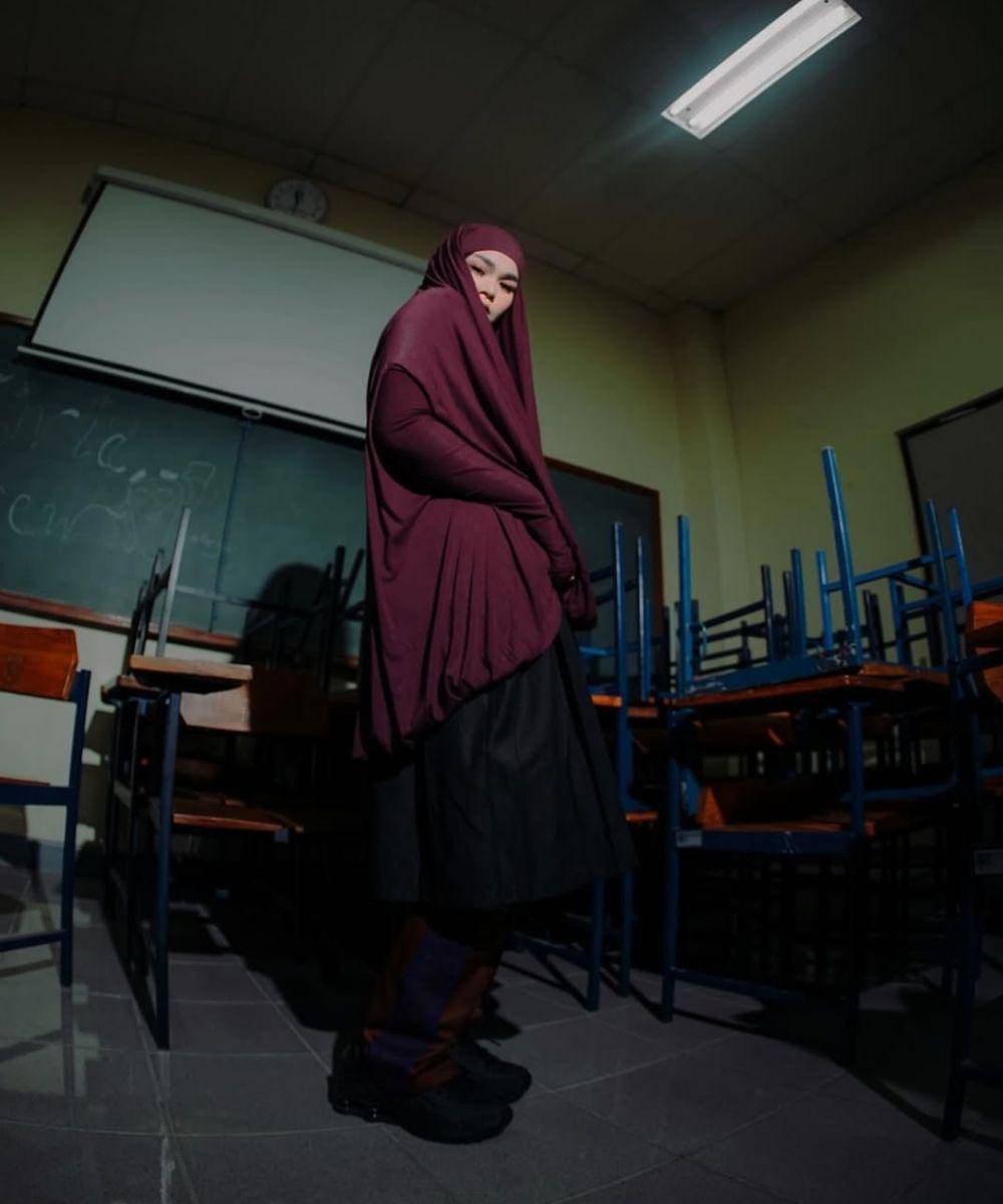 Gaya Sivia dengan Penampilan Syar’i saat Manggung, Edgy!