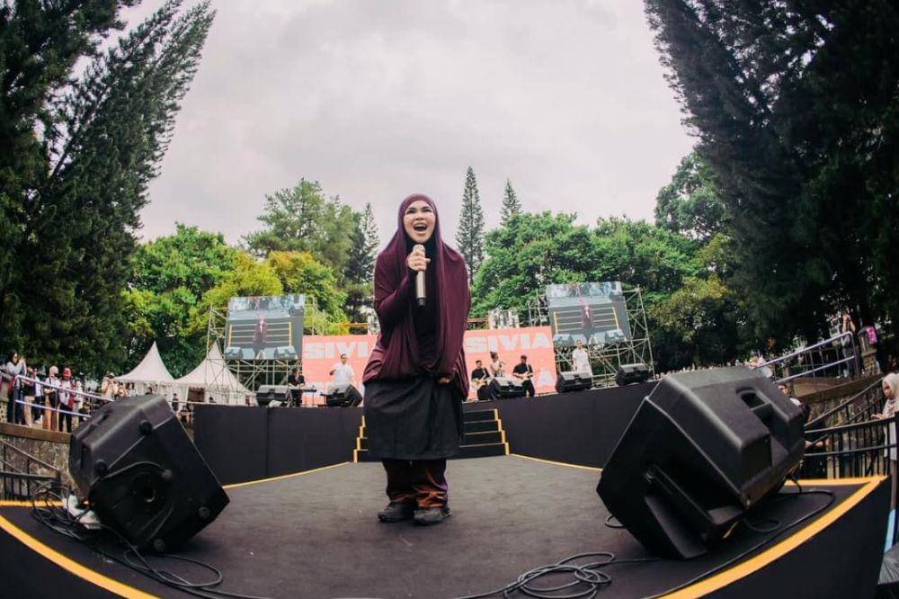 Gaya Sivia dengan Penampilan Syar’i saat Manggung, Edgy!