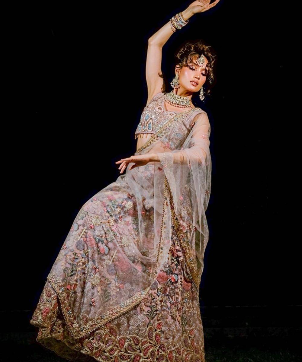 Intip Gaya Glamor Para Artis Saat Hadiri Perayaan Diwali 2025.jpg