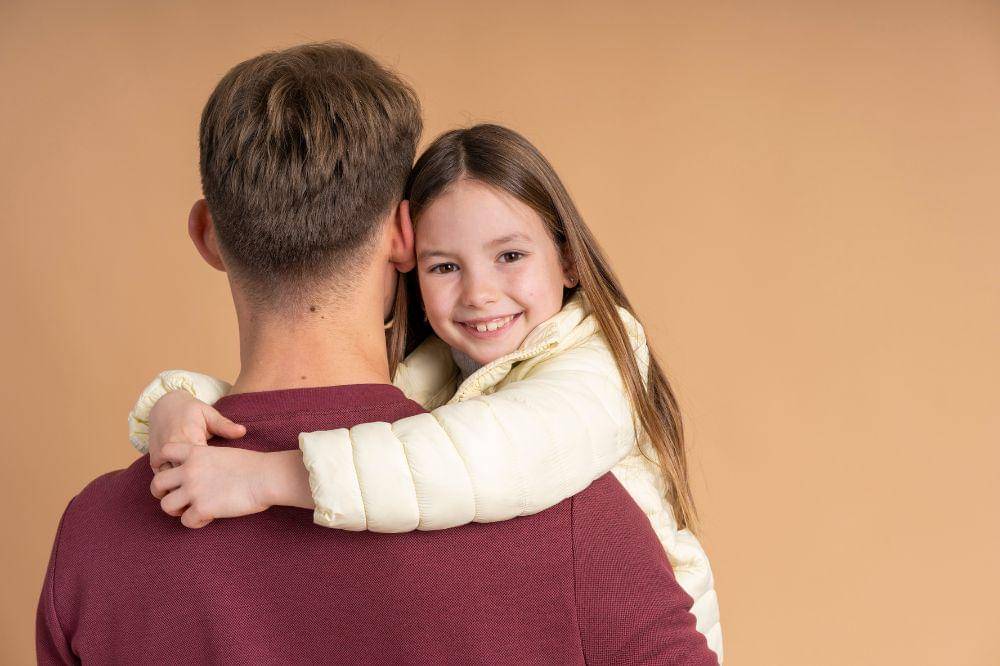 Anak Perempuan Sedang Memeluk Papa