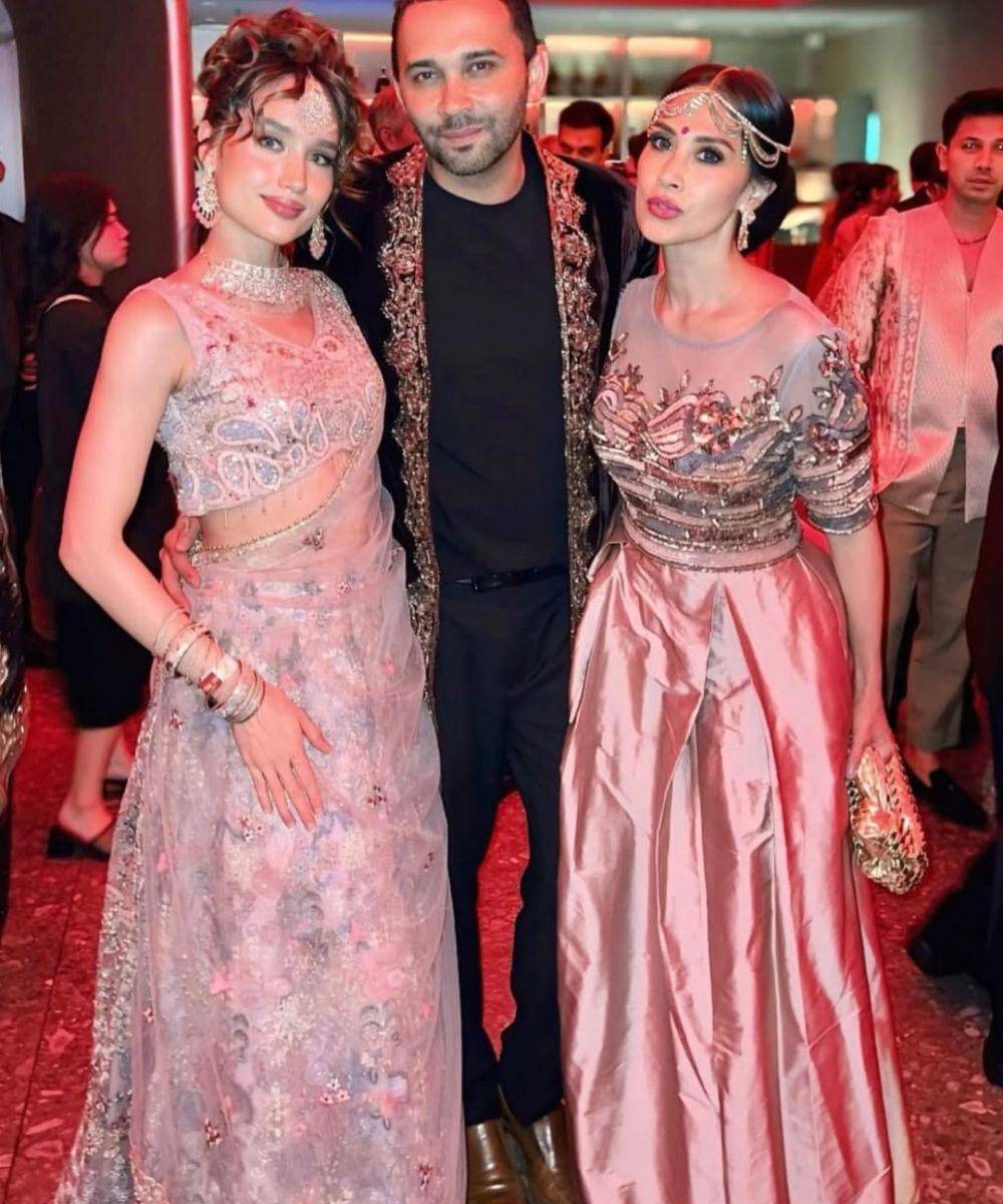 Intip Gaya Glamor Para Artis Saat Hadiri Perayaan Diwali 2025 (4).jpg