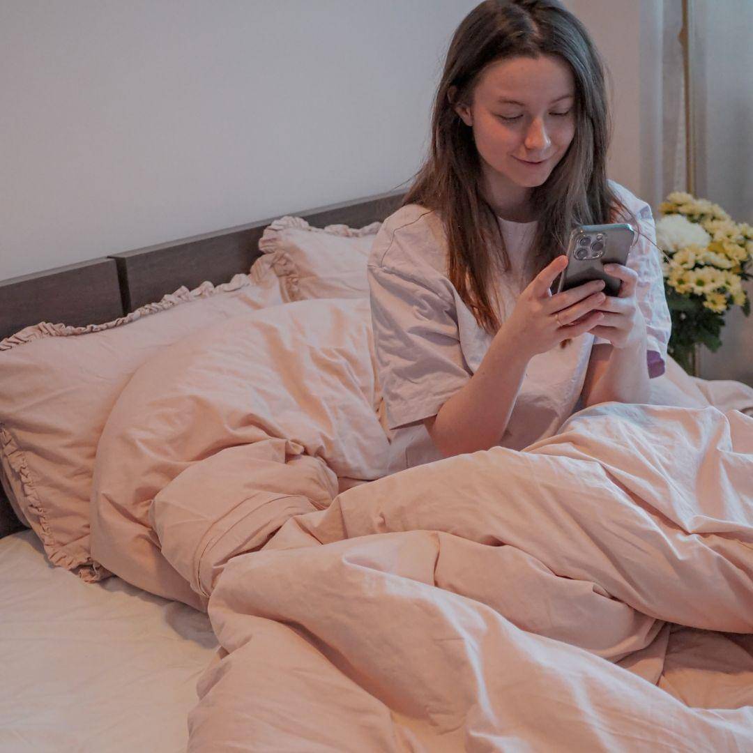 Potret bangun tidur scroll media sosial