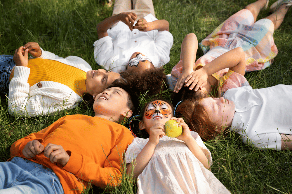 anak-anak sedang bermain di taman