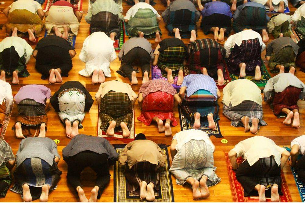 Laki-laki Sedang Melakukan Salat Berjamaah