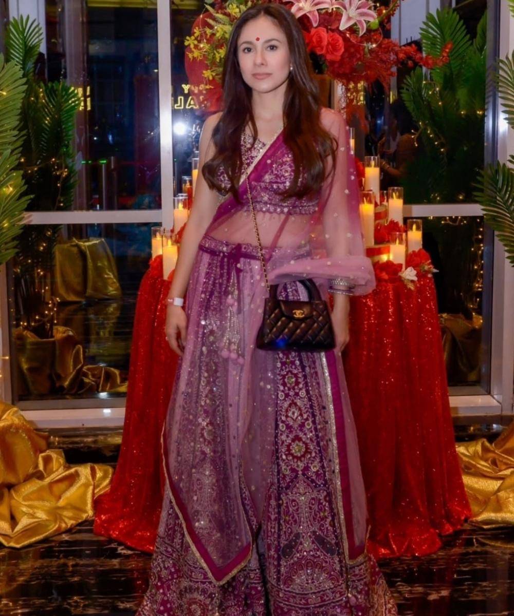 Intip Gaya Glamor Para Artis Saat Hadiri Perayaan Diwali 2025 (2).jpg