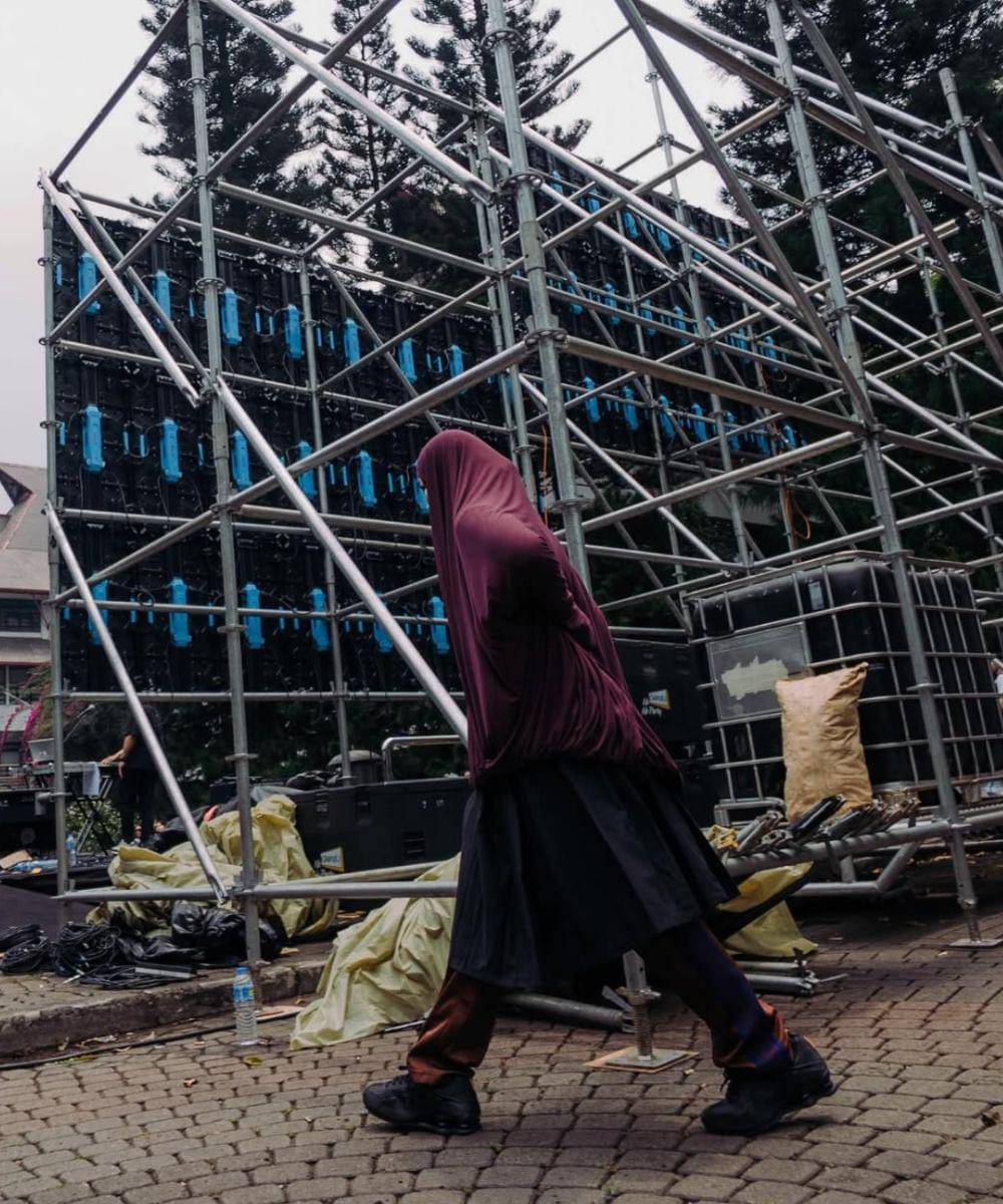 Gaya Sivia dengan Penampilan Syar’i saat Manggung, Edgy!