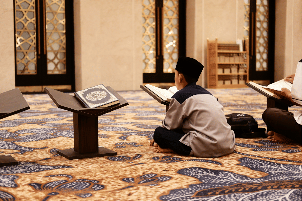 Anak laki-laki Sedang Mengaji di Masjid