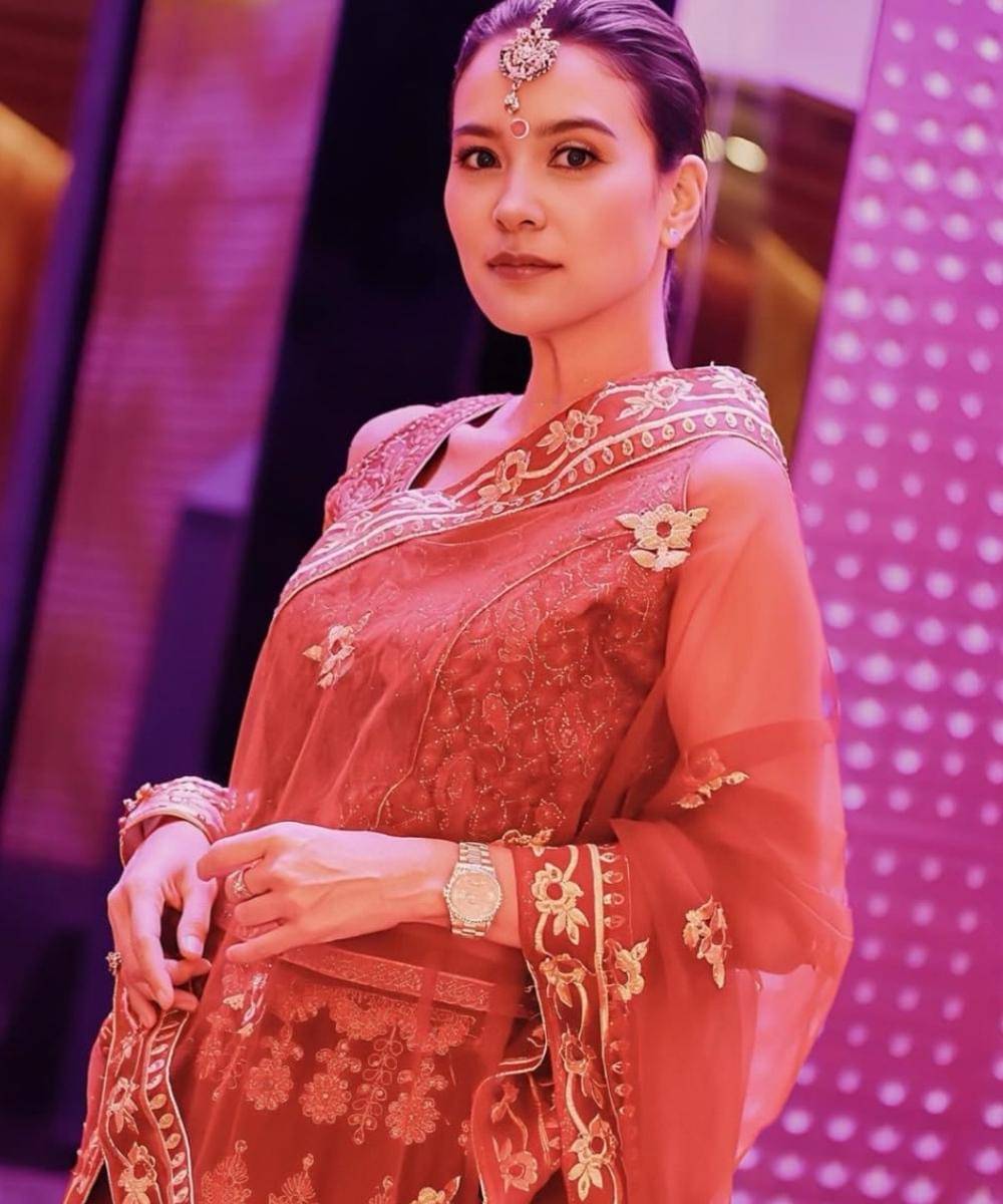 Intip Gaya Glamor Para Artis Saat Hadiri Perayaan Diwali 2025 (3).jpg