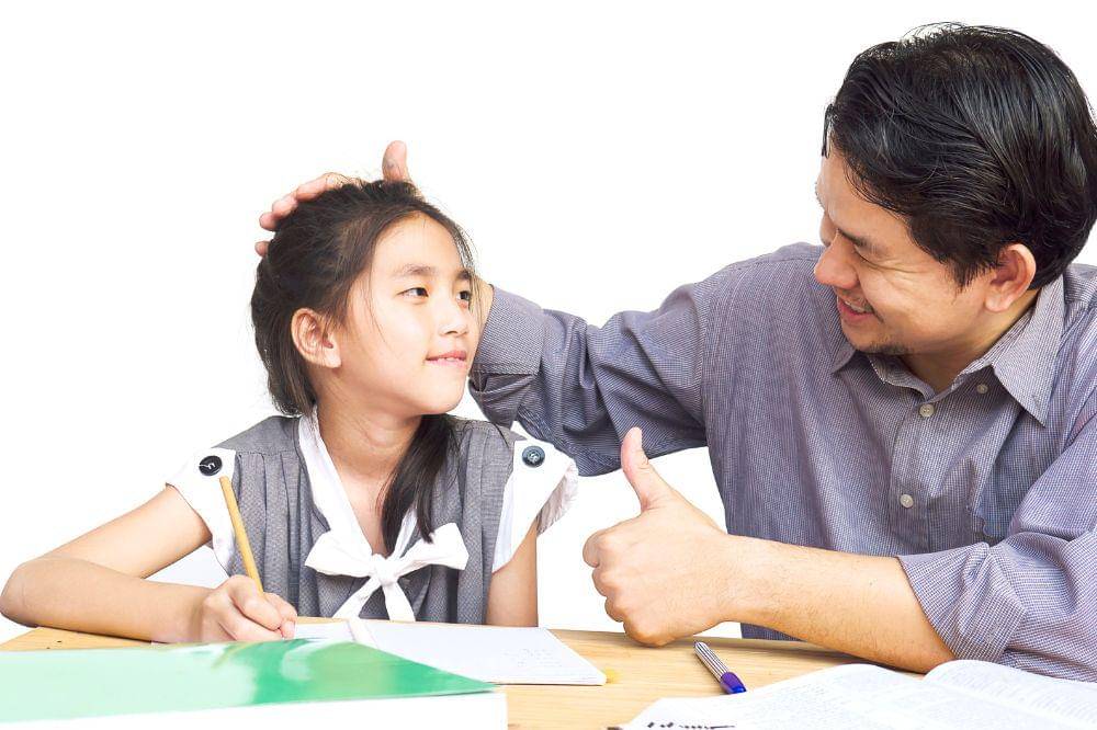 anak menunjukkan karyanya