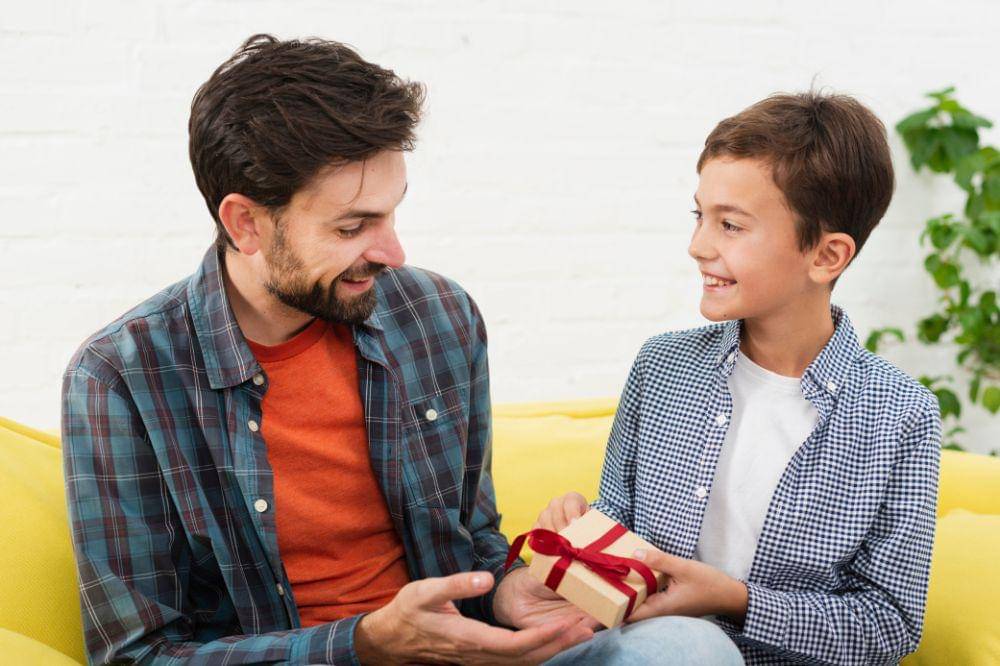 Anak laki-laki Berterima Kasih pada Papa