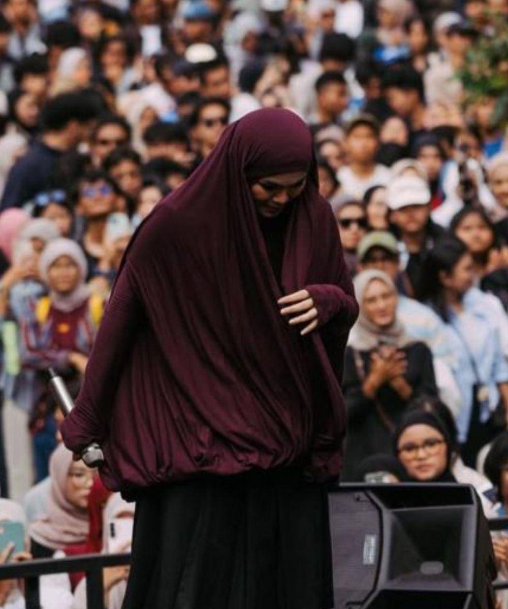 Gaya Sivia dengan Penampilan Syar’i saat Manggung, Edgy!