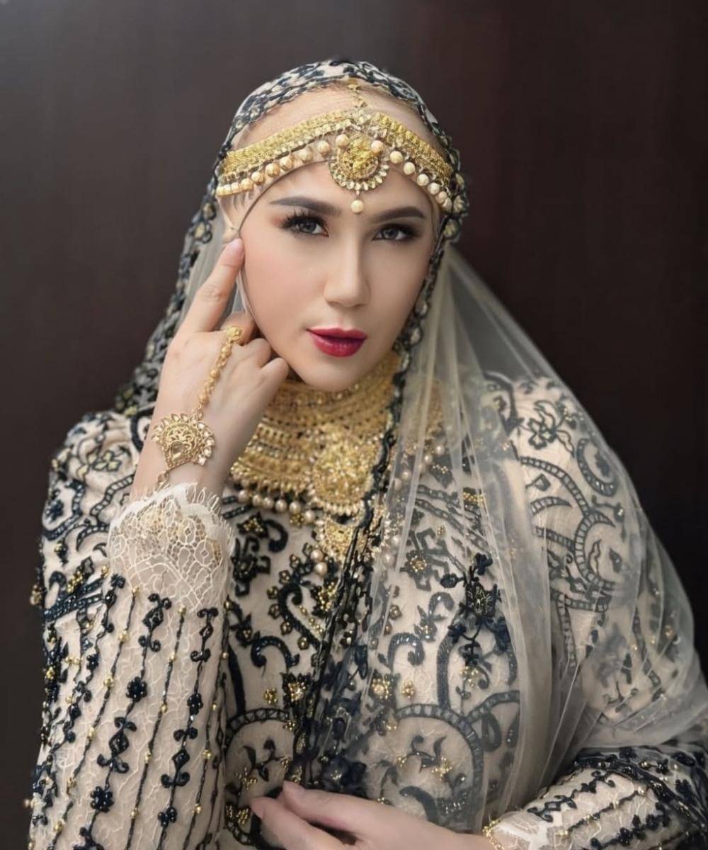 Intip Gaya Glamor Para Artis Saat Hadiri Perayaan Diwali 2025 (5).jpg