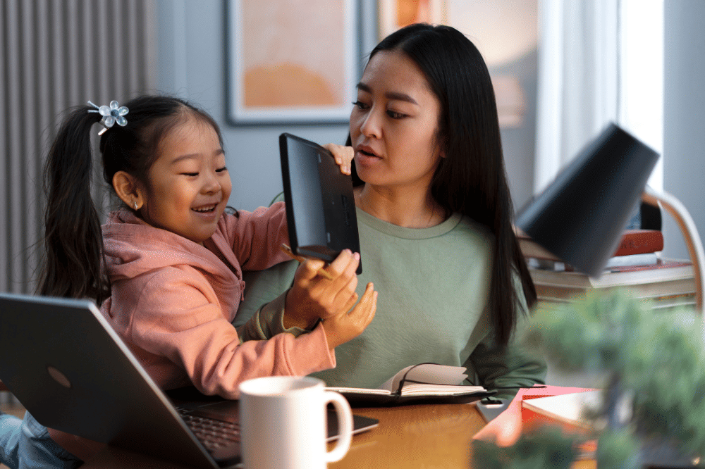 orangtua dan anak yang asik bermain game