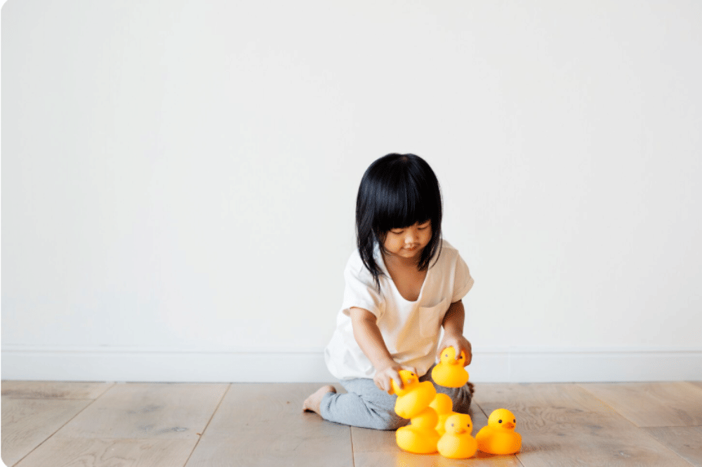 balita sedang bermain bebek