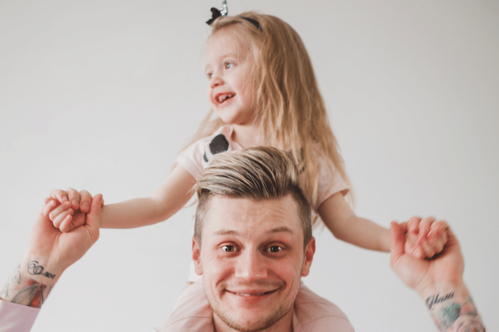 ayah dan anak perempuan sedang bermain