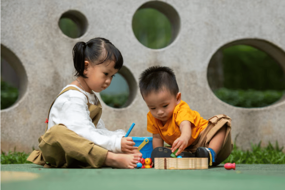 dua balita sedang bermain