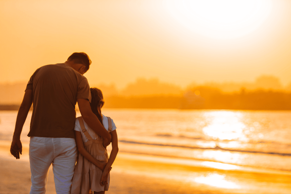 Papa dan anak perempuan di pantai