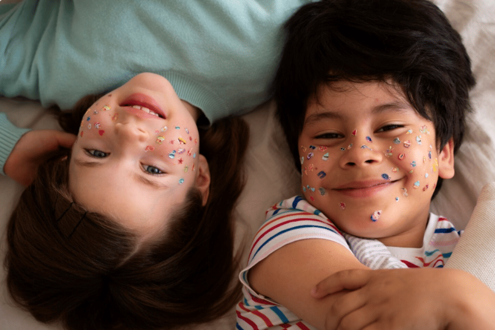 dua anak bermain stiker