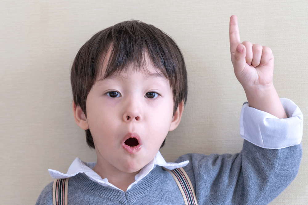 anak mengacungkan jari