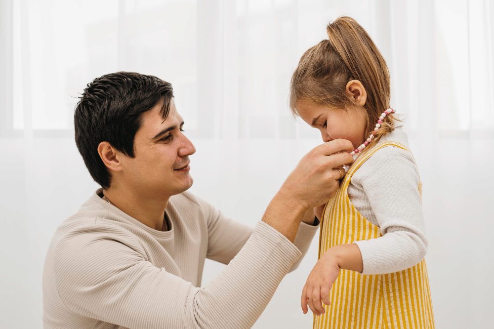 ayah sedang merawat anak perempuan