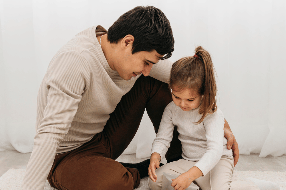 ayah dan anak perempuan sedang bermain