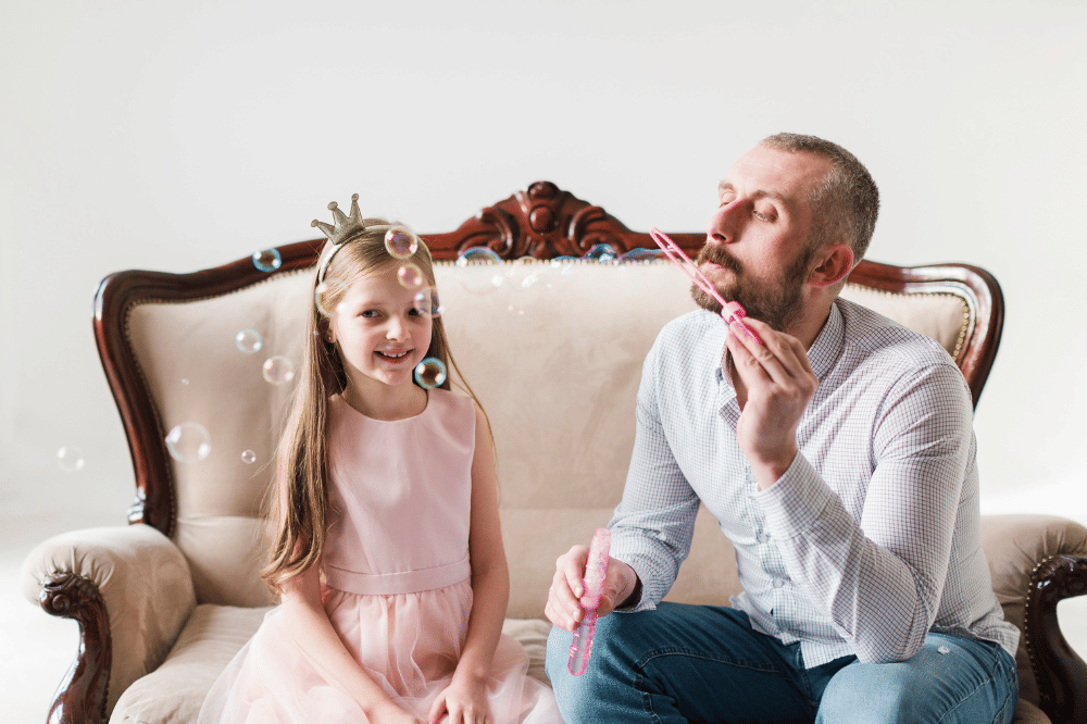 ayah dan anak perempuan bermain bubbles