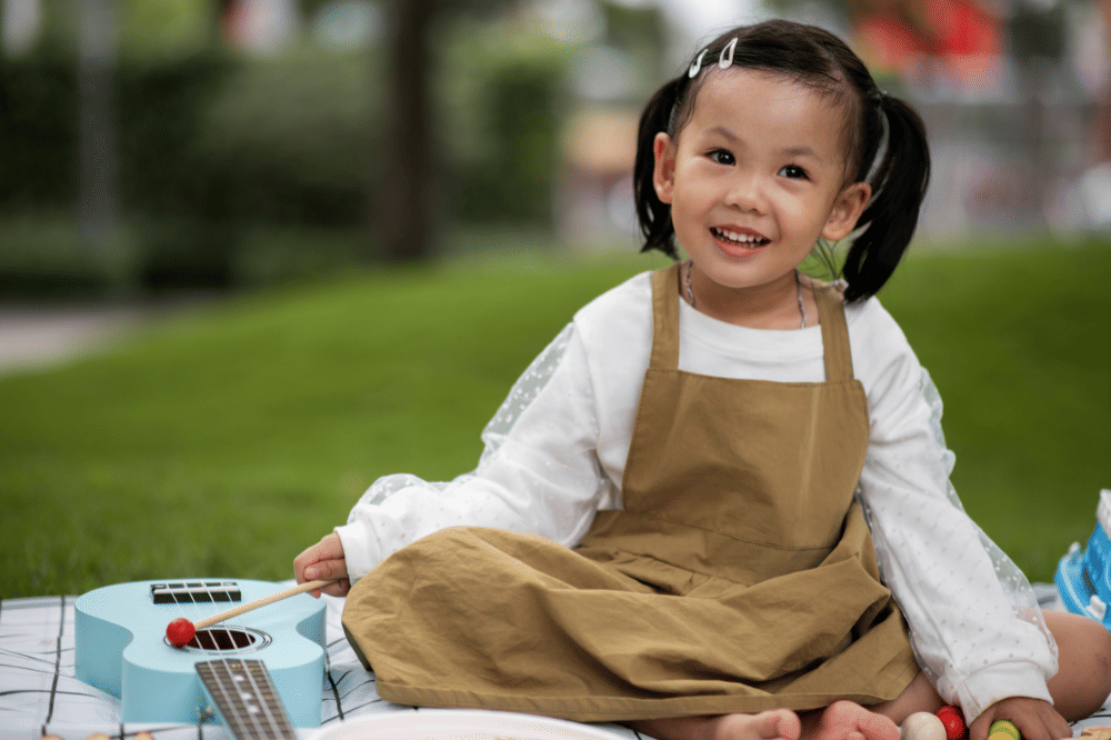 anak balita sedang bermain di taman