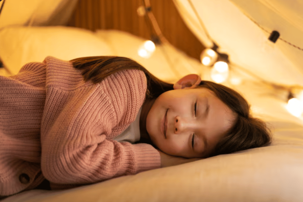 anak perempuan tertidur di tenda