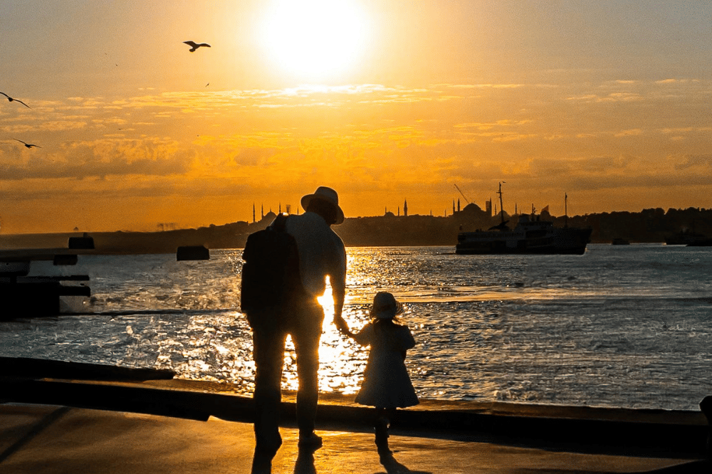 papa dengan anak perempuan di pantai