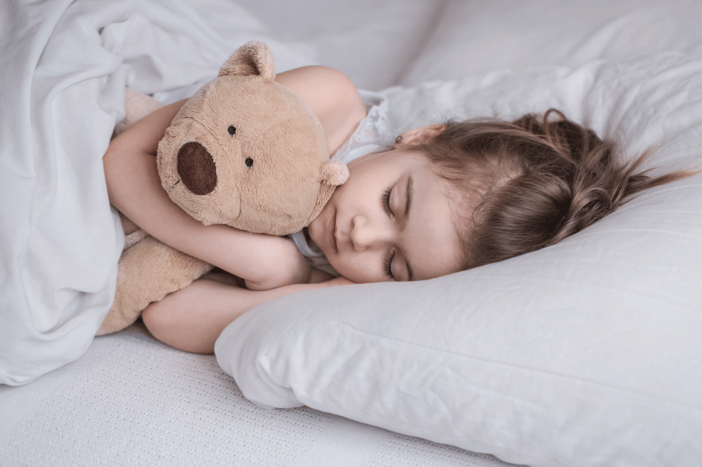 anak tidur memeluk boneka