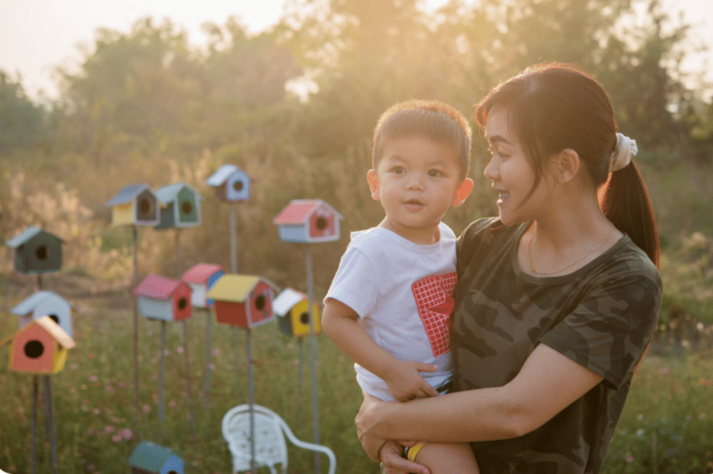 ibu dan balita sedang memerhatikan rumah burung