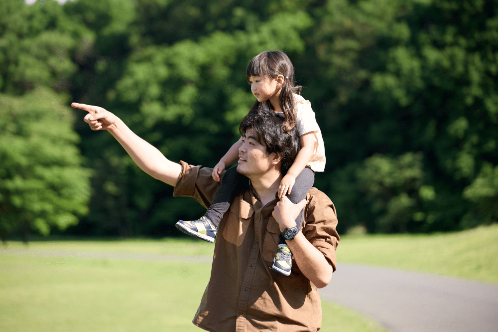 Papa dan anak perempuan di taman