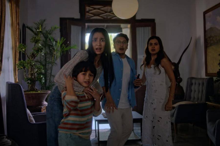 5 Keluarga Mikha Tambayong di Film Abadi Nan Jaya