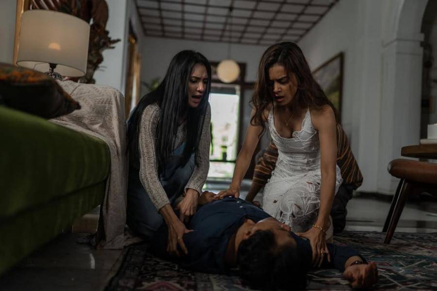 5 Keluarga Mikha Tambayong di Film Abadi Nan Jaya